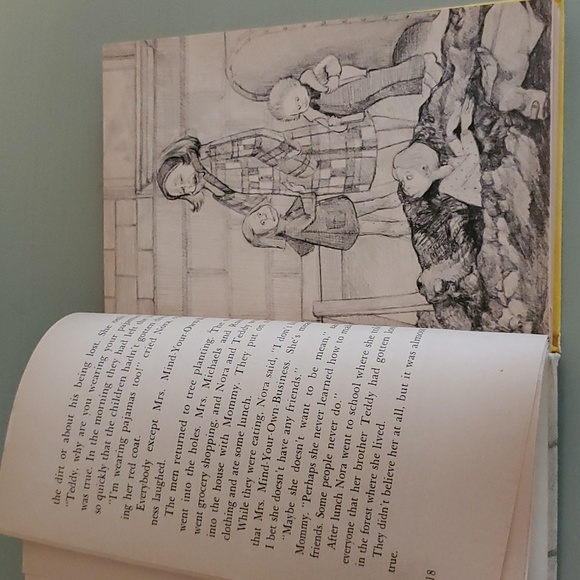 Vintage 1977, NORA and Mrs. Mind-Your-Own-Business (Weekly Reader) Hardcover - Picture 7 of 16